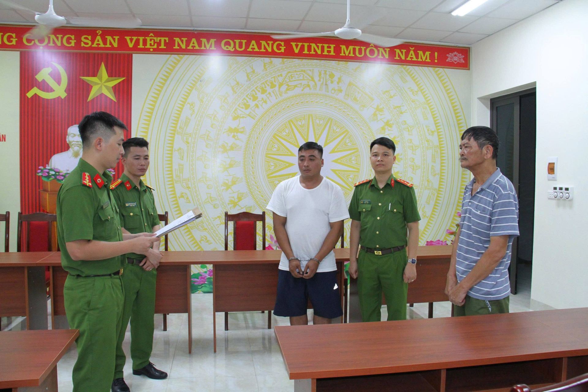 Quàng Xuân Hùng Tại cơ quan Cảnh sát điều tra