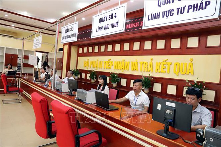 Cán bộ làm việc tại Trung tâm phục vụ hành chính công phường Đông Kinh, tỉnh Lạng Sơn. Ảnh: TTXVN