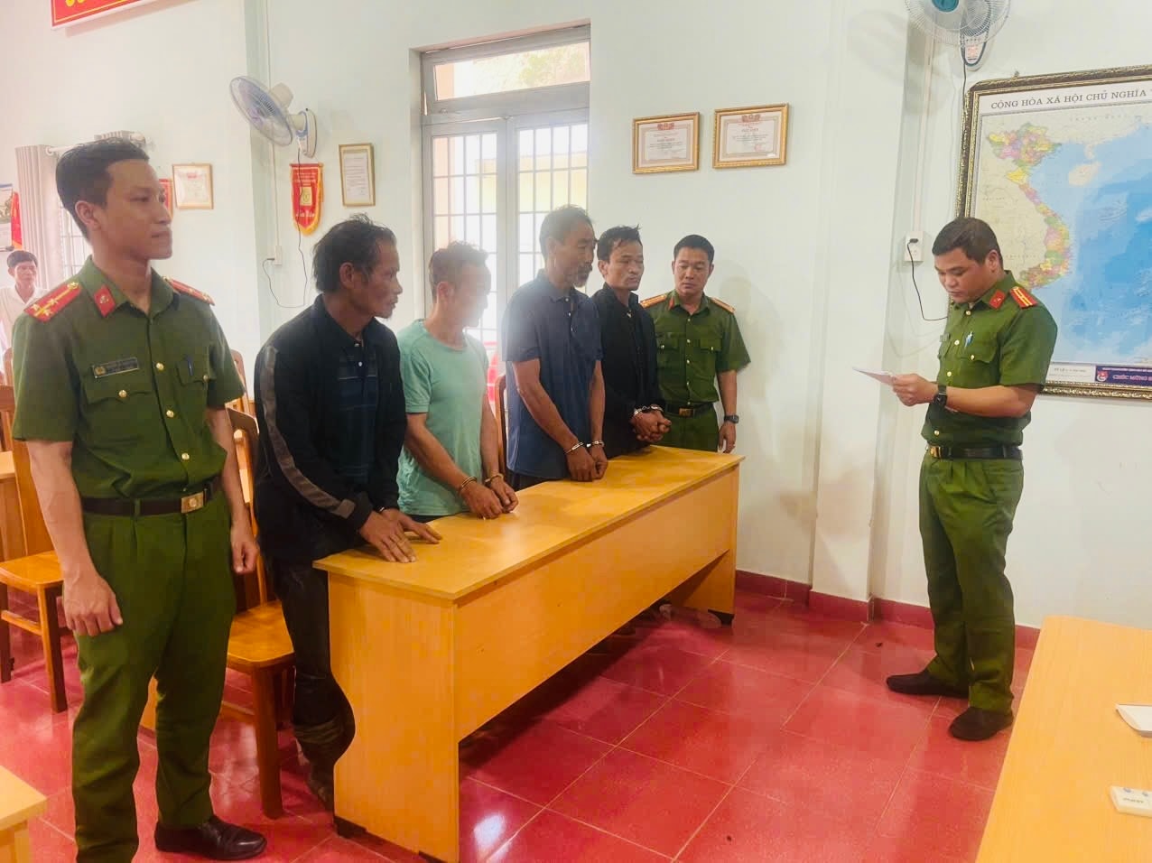 Công an Lâm Đồng triệt phá vụ khai thác gỗ thông trái phép quy mô lớn
