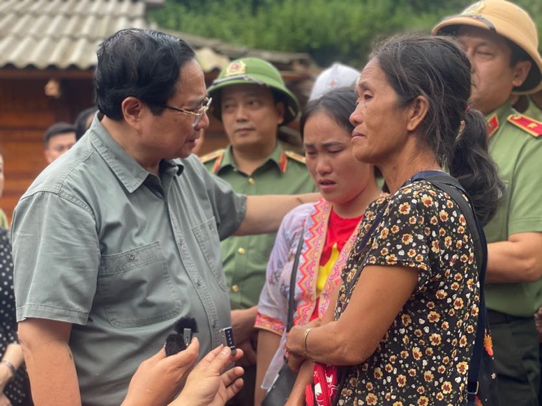 Thủ tướng yêu cầu tập trung khắc phục nhanh nhất hậu quả do lũ ống, lũ quét, sạt lở đất gây ra, không để người dân bị đói, khát, rét, không có chỗ ở - Ảnh: VGP/Nhật Bắc