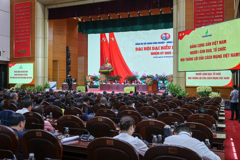 Thủ tướng Phạm Minh Chính đánh giá đây là sự kiện chính trị quan trọng của Petrovietnam, được tổ chức đúng vào dịp kỷ niệm 50 năm ngày thành lập Tập đoàn (03/9/1975 - 03/9/2025) - Ảnh: VGP/Nhật Bắc