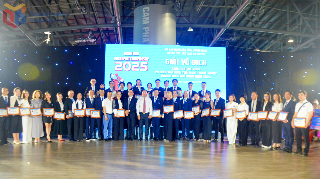 BTC vinh danh đội ngũ trọng tài quốc gia và quốc tế, góp phần vào thành công và uy tín của giải đấu. BTC vinh danh đội ngũ trọng tài quốc gia và quốc tế, góp phần vào thành công và uy tín của giải đấu.