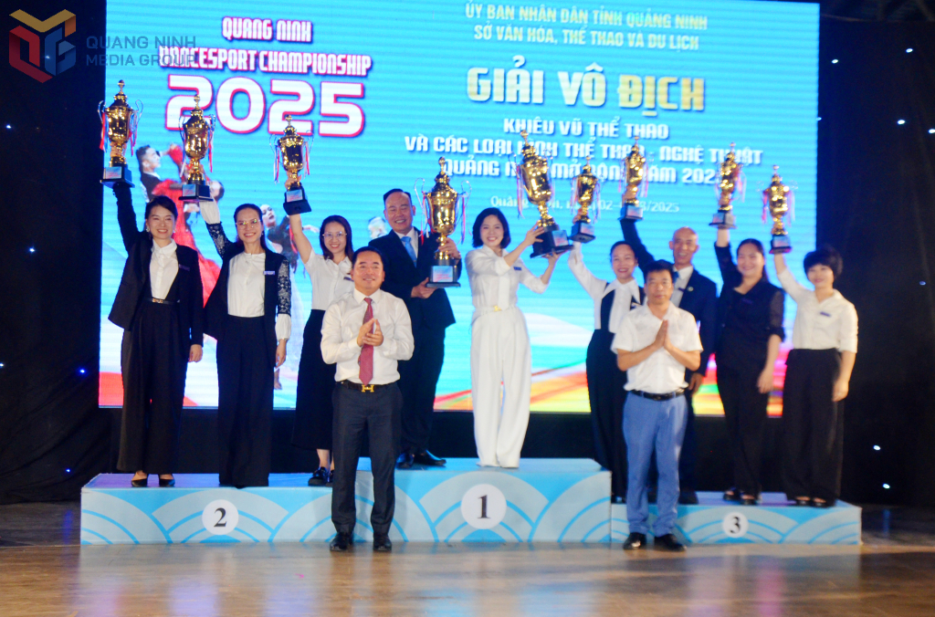 BTC trao cúp toàn đoàn cho các CLB, địa phương có sự đóng góp lớn, tham gia đông đảo, góp phần vào thành công của giải đấu. BTC trao cúp toàn đoàn cho các CLB, địa phương có sự đóng góp lớn, tham gia đông đảo, góp phần vào thành công của giải đấu.