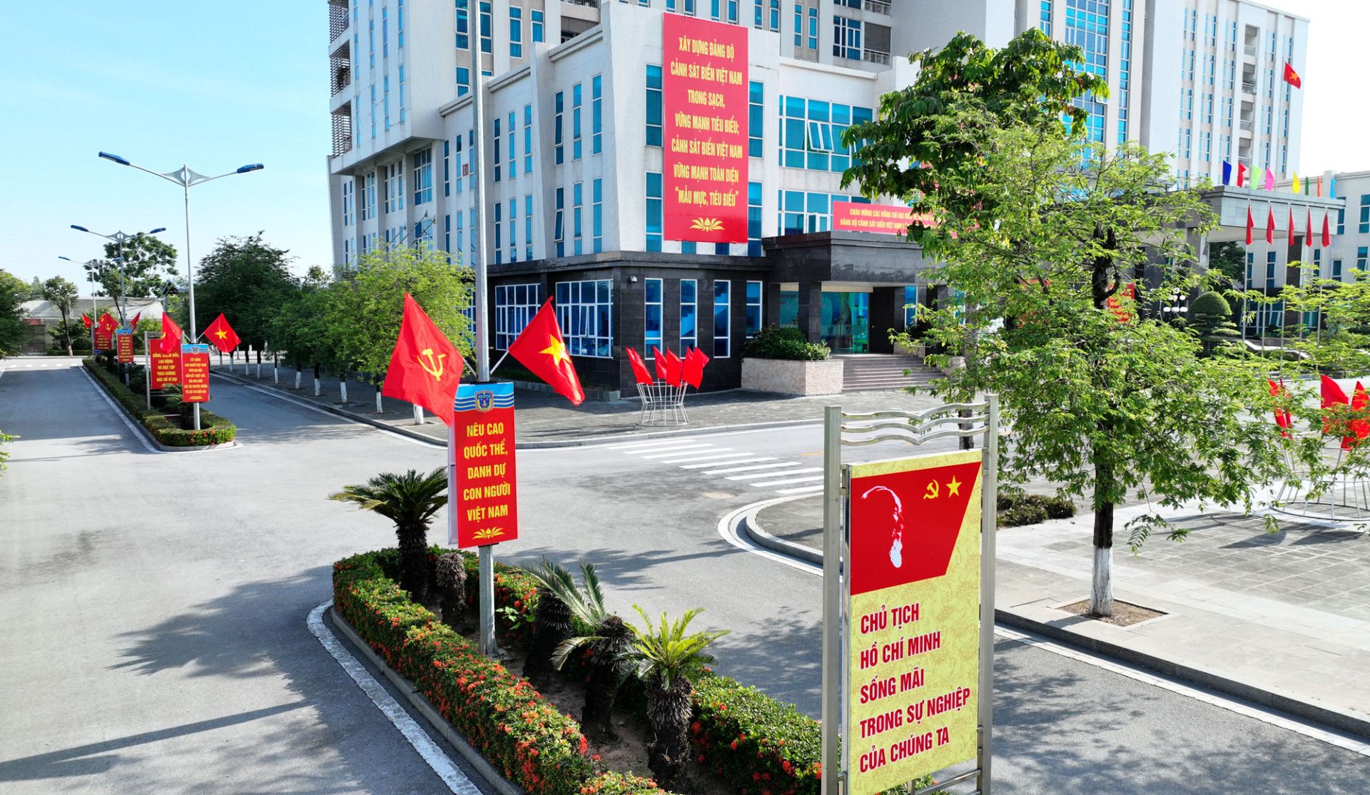 Khuôn viên đơn vị khoác trên mình một diện mạo tươi mới. Khuôn viên đơn vị khoác trên mình một diện mạo tươi mới.