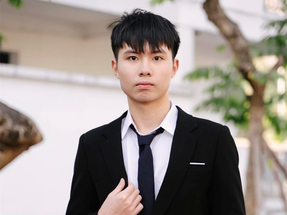 Từ Giải Nhì HSG Quốc gia Tin học, Huy chương Đồng Olympic Tin học Châu Á – Thái Bình Dương, đến Huy chương Đồng Olympic Tin học Quốc tế, em Ninh Quang Thắng đã tiếp tục khẳng định sự nỗ lực không ngừng.