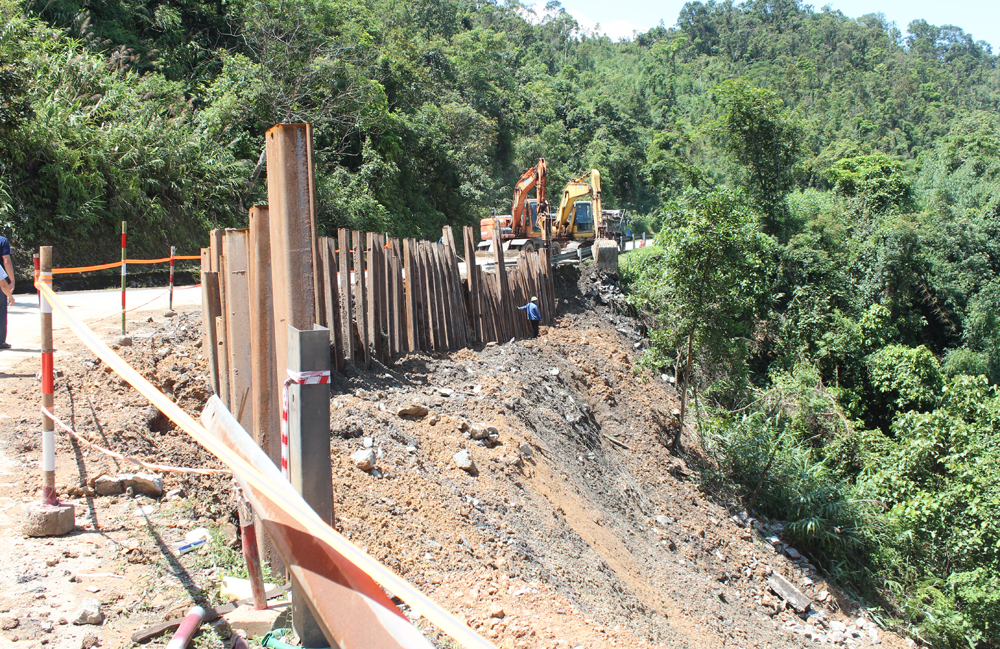 Điểm sạt lở trên quốc lộ 279 đoạn qua địa bàn xã Dương Hưu.