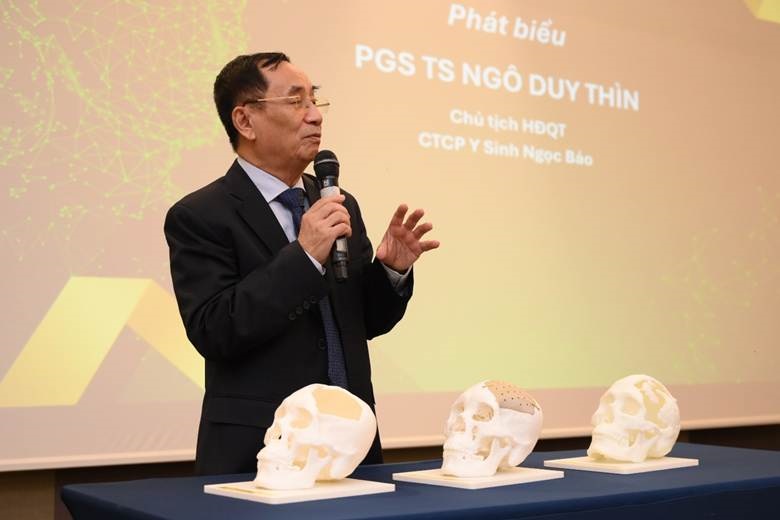 Phó Giáo sư, Tiến sĩ Ngô Duy Thìn giới thiệu về mảnh ghép hộp sọ PEEK in 3D cá thể hóa – sản phẩm đầu tiên trong nước và duy nhất đến hiện tại được Bộ Y tế cấp phép lưu hành.