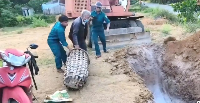 Lực lượng chức năng xã Phước Trà tiến hành tiêu hủy 2 con heo bị mắc dịch tả Lực lượng chức năng xã Phước Trà tiến hành tiêu hủy 2 con heo bị mắc dịch tả