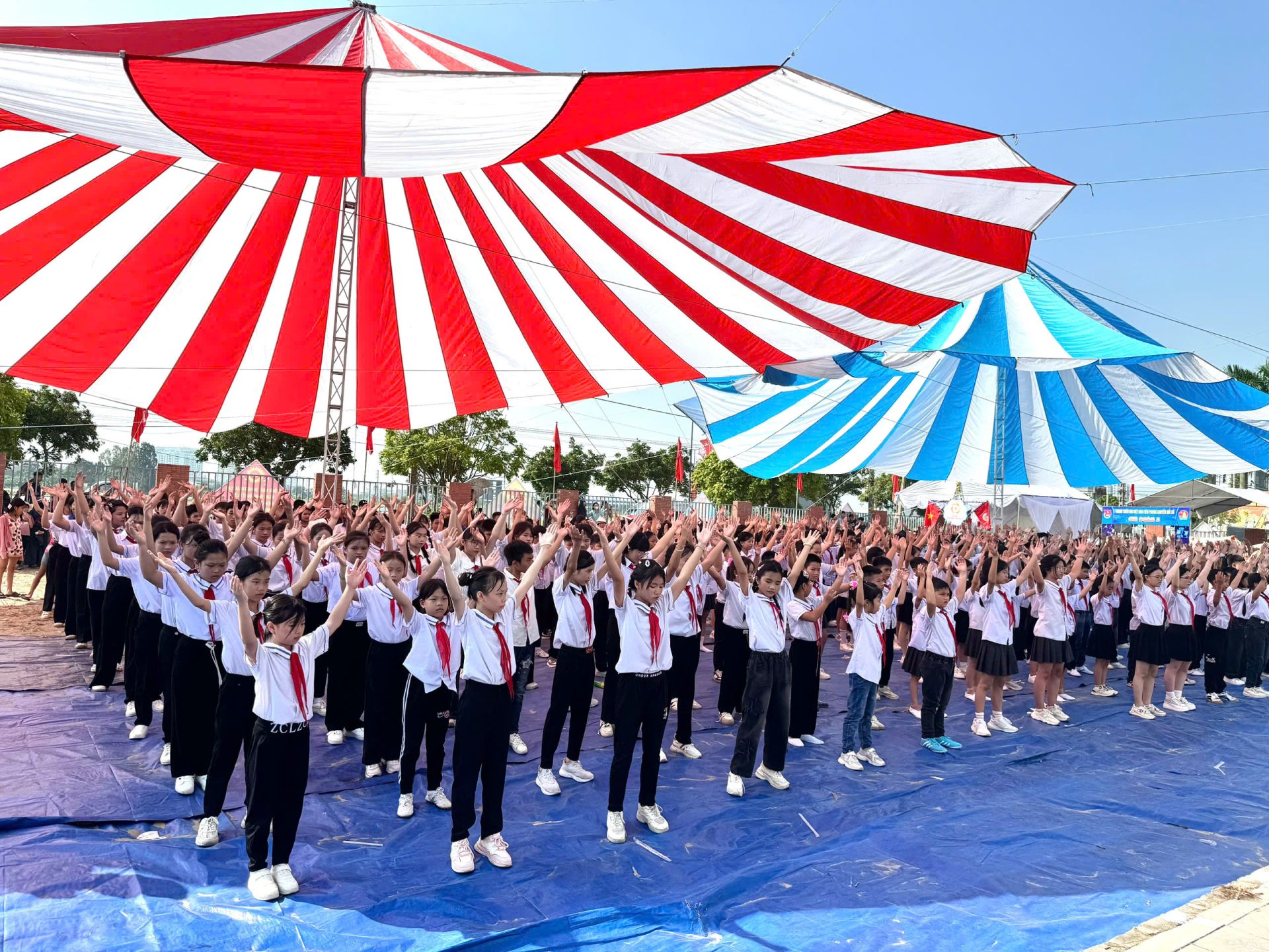 Thiếu niên, nhi đồng tham gia đồng diễn tại Hội trại