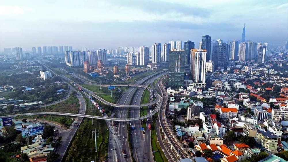 Đến năm 2030, Việt Nam phấn đấu đạt chỉ tiêu diện tích nhà ở bình quân toàn quốc khoảng đạt 30m2 sàn/người, diện tích nhà ở tối thiểu đạt 12m2 sàn/người. Trong ảnh: Một góc Thành phố Hồ Chí Minh những ngày đầu năm 2025. Ảnh: Tuấn Anh - TTXVN