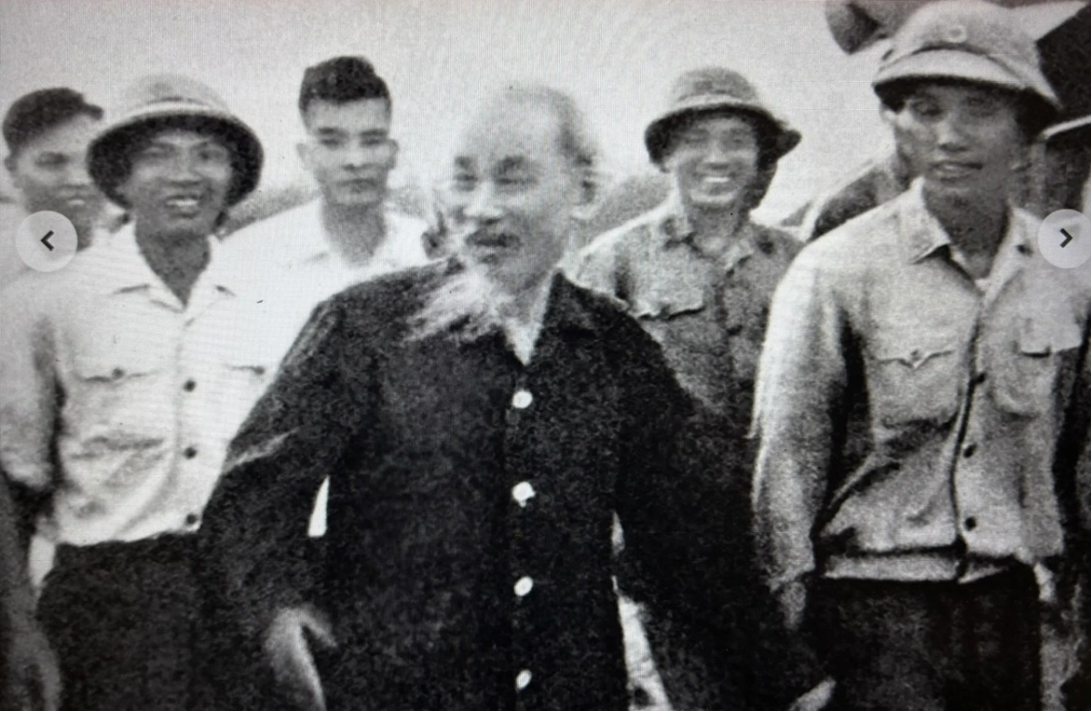 Chủ tịch Hồ Chí Minh thăm một đơn vị bộ đội tên lửa trước ngày đơn vị ra quân đánh thắng trận đầu bắn rơi máy bay Mỹ. Hà Nội, 26/8/1965.