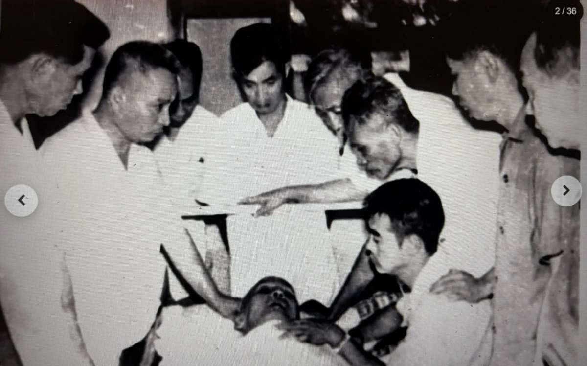 Lãnh đạo Đảng và Nhà nước, tập thể y bác sĩ quây quần bên Chủ tịch Hồ Chí Minh trong giây phút Người lâm chung tại Nhà 67, ngày 2/9/1969.