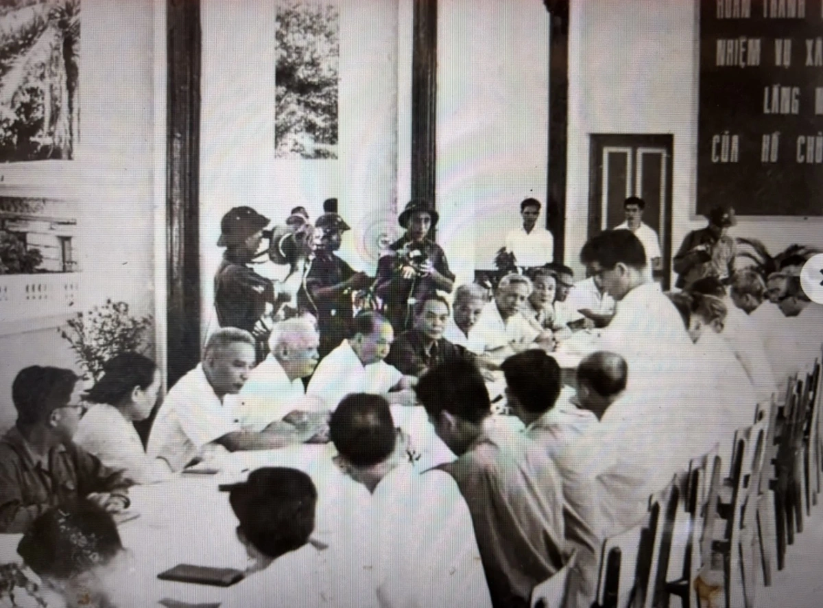 Bộ Chính trị họp quyết định về việc xây dựng Lăng Chủ tịch Hồ Chí Minh, tháng 12/1971.