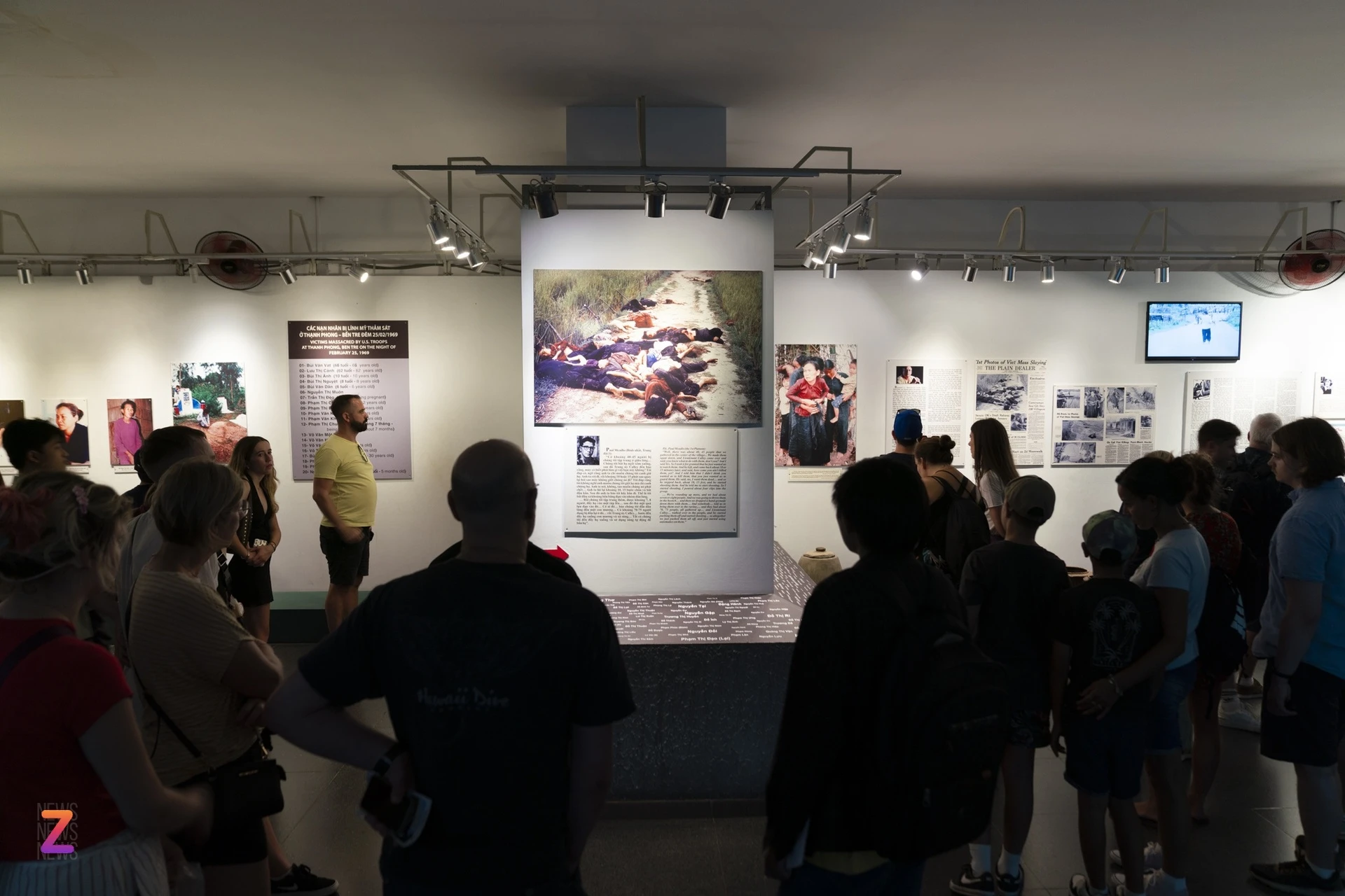 Du khách ngoại tham quan bảo tàng Chứng tích Chiến tranh trước thềm 30/4. Ảnh: Linh Huỳnh.