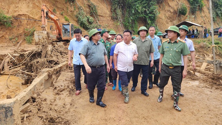 Lực lượng Quân đội, Công an và các lực lượng địa phương đã huy động gần 1.300 người, tiếp cận được hiện trường các khu vực xảy ra lũ quét để thực hiện công tác tìm kiếm cứu nạn - Ảnh: VGP/Nhật Bắc
