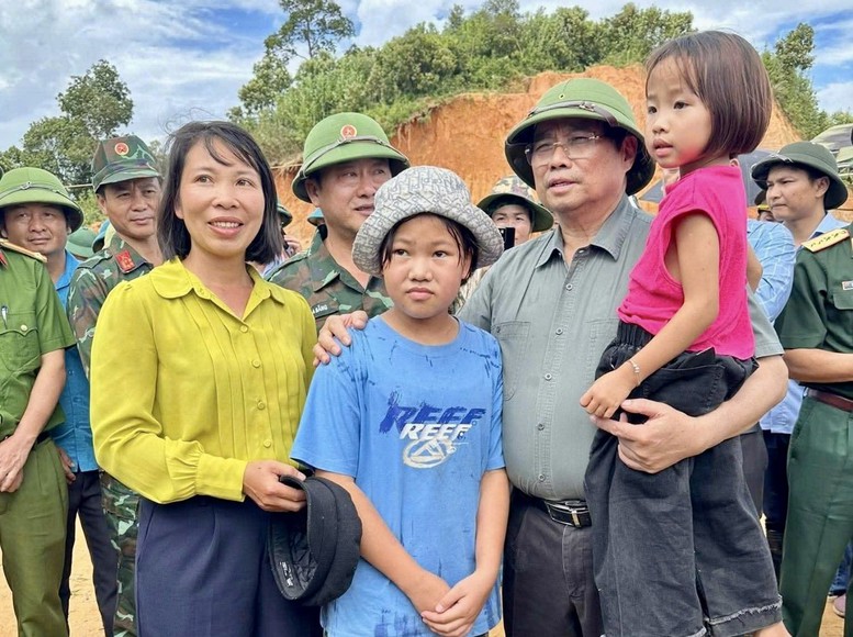 Thủ tướng mong muốn người dân sẽ sớm ổn định lại nơi ăn, chốn ở, phục hồi sản xuất, đồng thời quan tâm, chuẩn bị cho các cháu học sinh sắp bước vào năm học mởi - Ảnh: VGP/Nhật Bắc