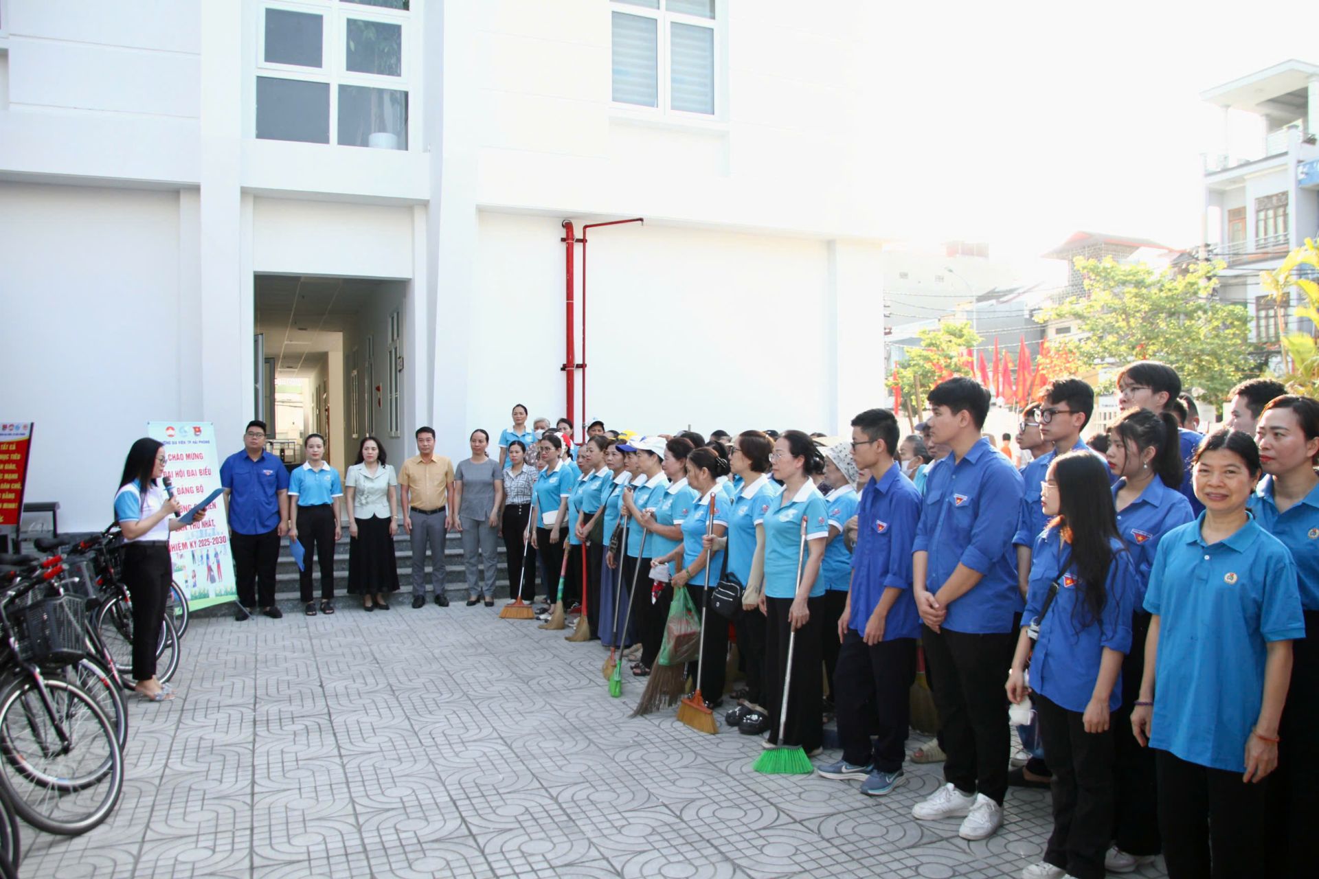 Phường Gia Viên phát động ra quân dọn vệ sinh môi trường, xoá quảng cáo trái phép