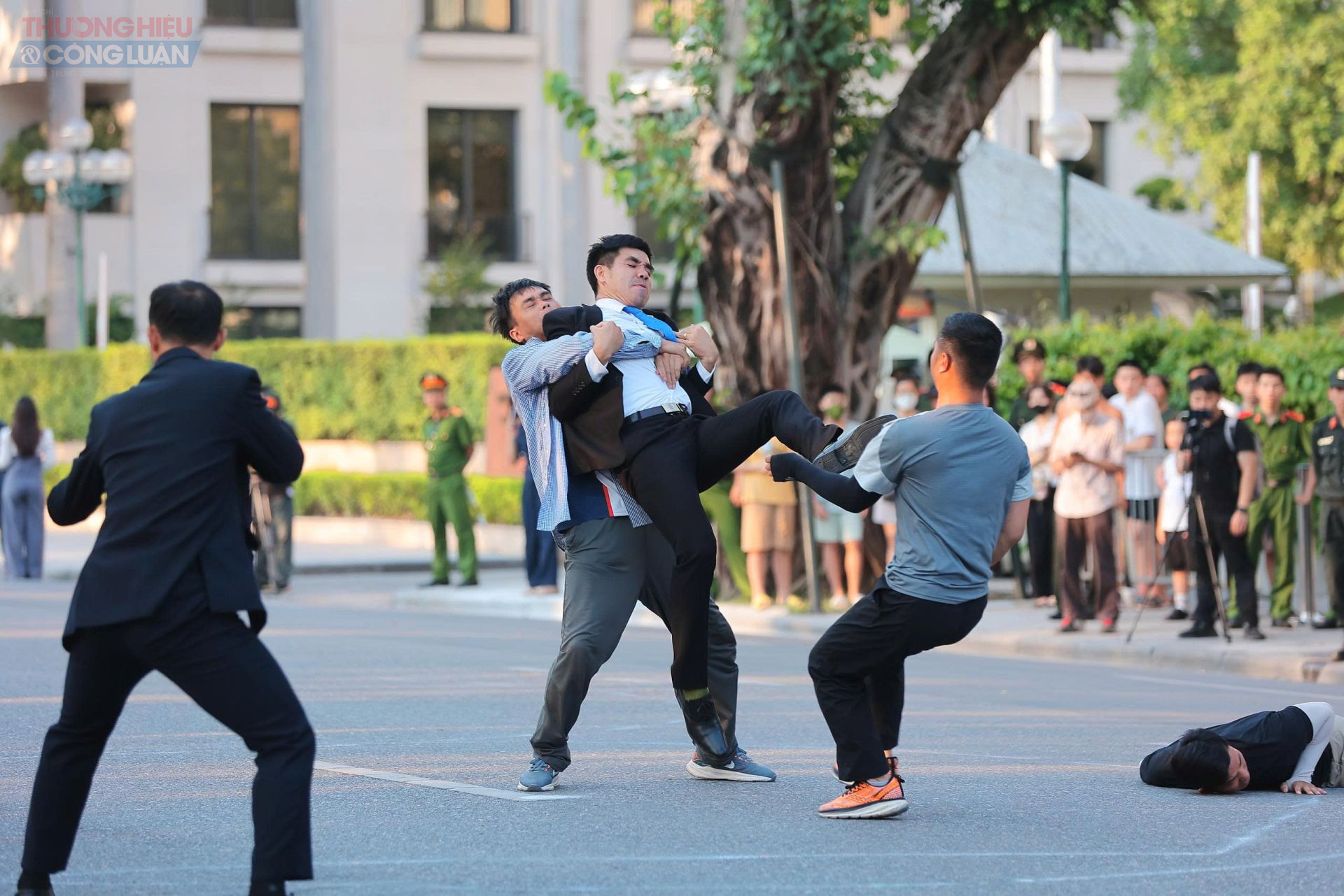 Lực lượng đặc nhiệm và cảnh vệ phối hợp chặt chẽ, triển khai phương án tiêu diệt nhóm khủng bố vũ trang tấn công VIP.