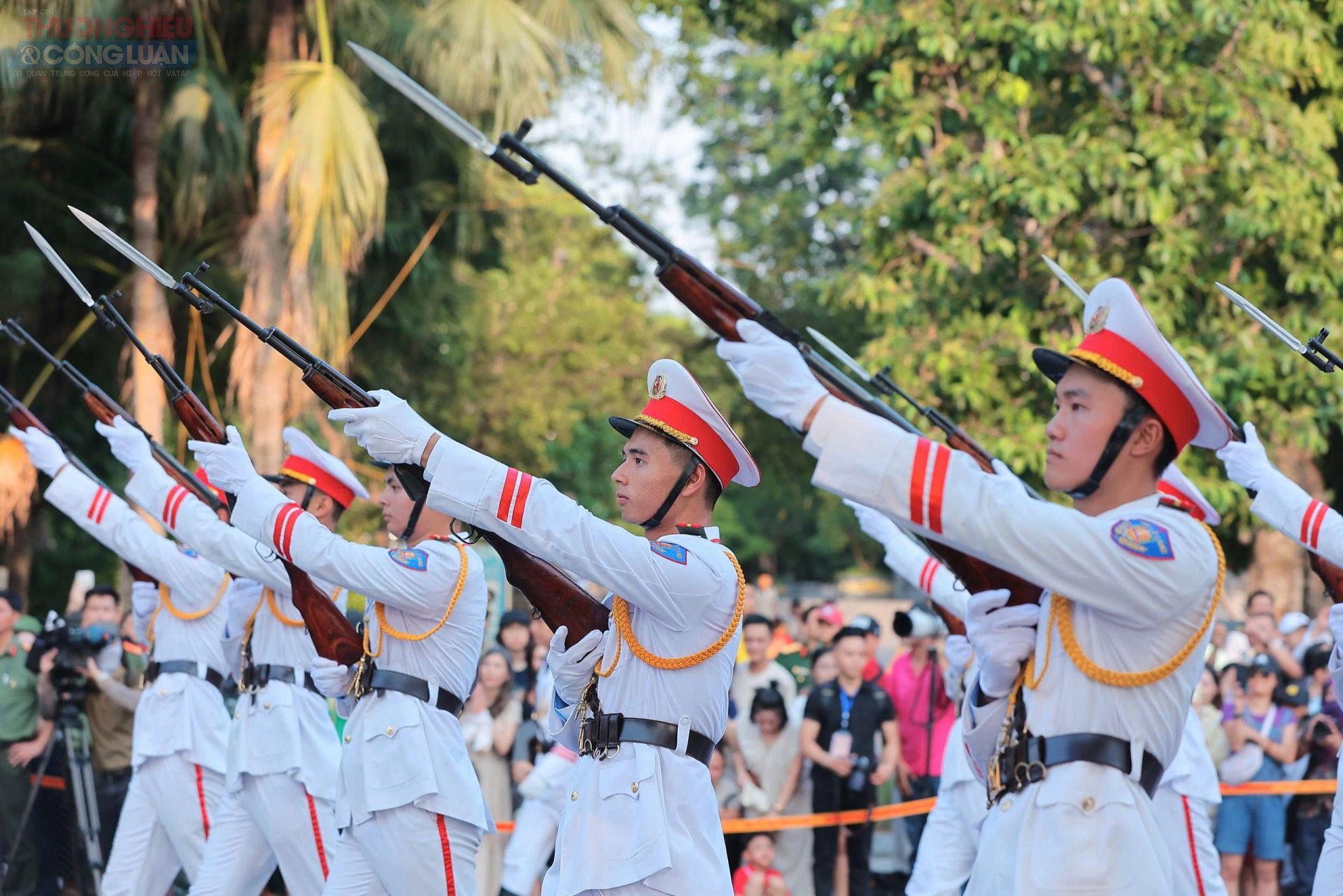 Màn múa súng nghệ thuật do các cán bộ, chiến sĩ Trung đoàn 375 - Bộ Tư lệnh Cảnh vệ trình diễn.