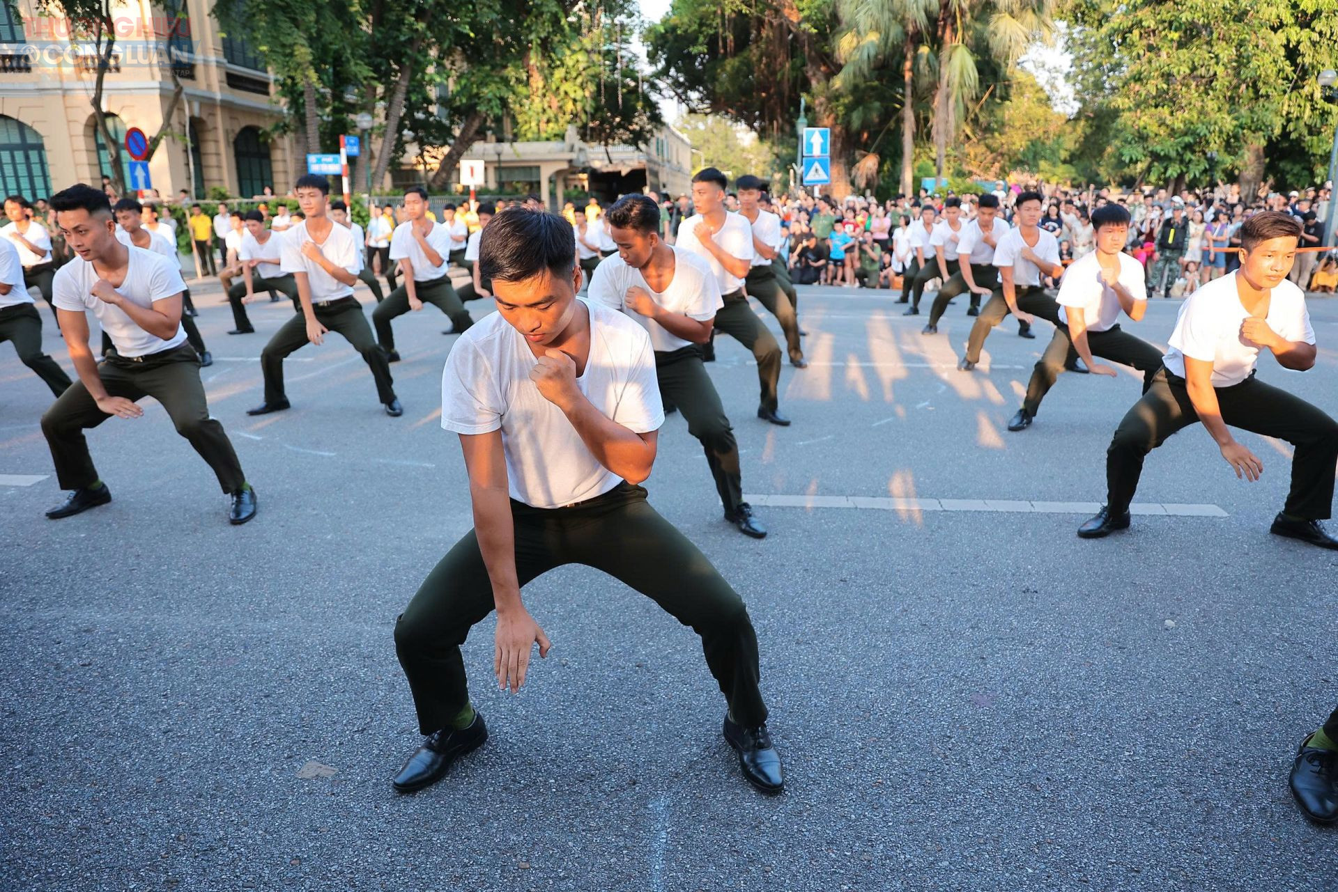 Biểu diễn bài Mai Hoa Quyền - bài quyền đặc sắc được nghiên cứu, phát triển từ lời dạy của Chủ tịch Hồ Chí Minh dành cho lực lượng Cảnh vệ.