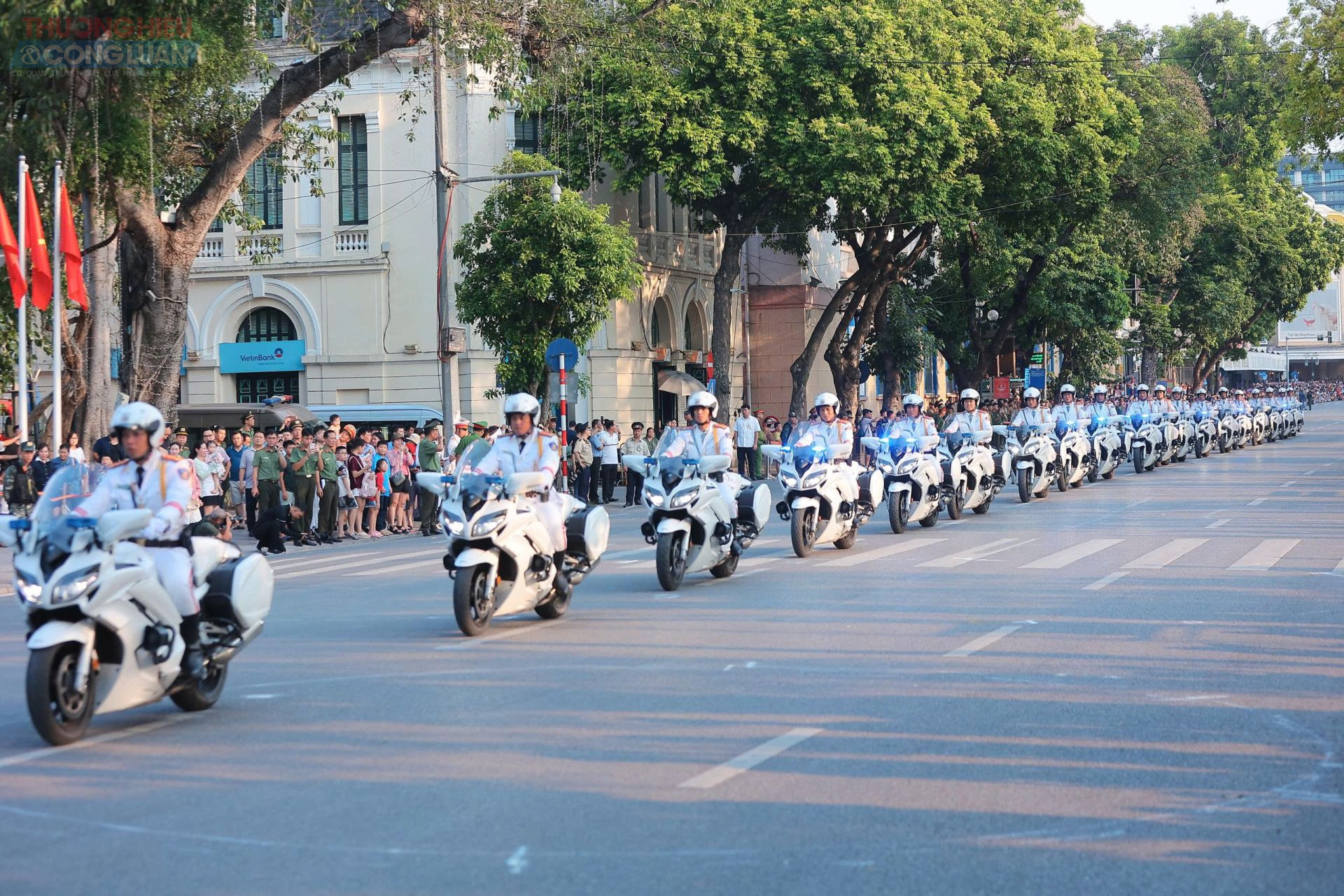 CBCS Trung đoàn 375, Bộ Tư lệnh Cảnh vệ chinh phục người xem bằng những màn trình diễn đầy ấn tượng, thể hiện tinh thần kỷ luật, sức mạnh và bản lĩnh của Cảnh vệ CAND.