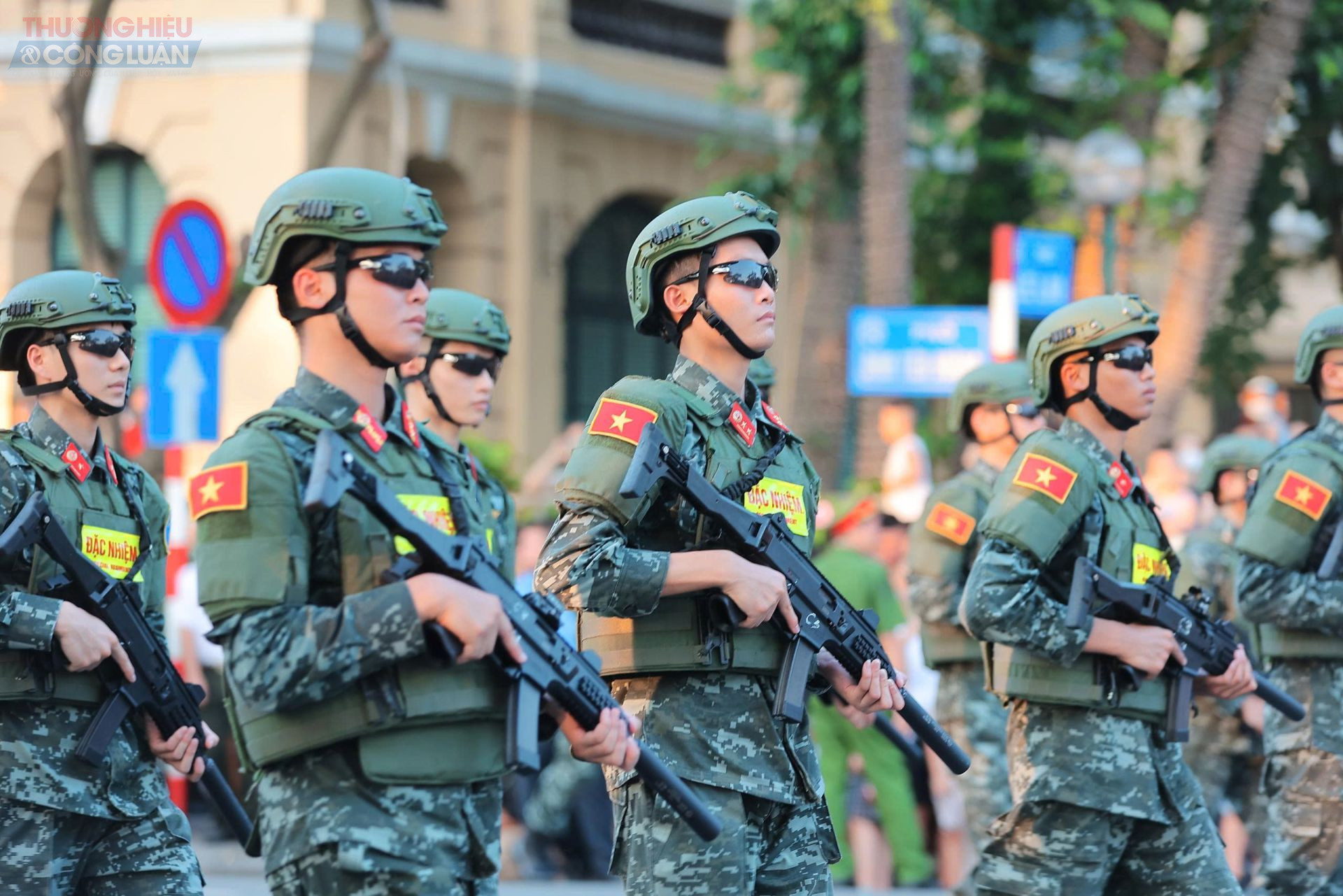 Cận cảnh CBCS đặc nhiệm trên phố đi bộ Hồ Hoàn Kiếm.
