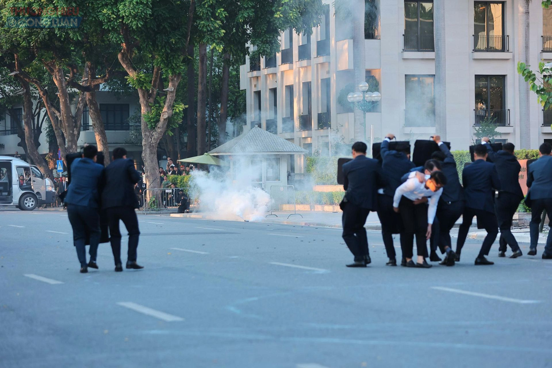 Cao trào của chương trình là màn diễn tập xử lý tình huống nghiệp vụ trong công tác bảo vệ yếu nhân, với kịch bản được xây dựng công phu và hấp dẫn như một thước phim hành động nghẹt thở. Khi tình huống giả định về việc yếu nhân bị tấn công bất ngờ xảy ra, khán giả gần như nín thở theo dõi. Ngay lập tức, lực lượng cảnh vệ triển khai đội hình, sử dụng kỹ năng tác chiến, phản ứng nhanh và che chắn linh hoạt để tạo thành “lá chắn sống” bảo vệ mục tiêu. Với sự phối hợp nhuần nhuyễn và kỹ thuật chiến đấu bài bản, các chiến sĩ đã nhanh chóng khống chế, vô hiệu hóa hoàn toàn đối tượng gây nguy hiểm. Hỏi ChatGPT