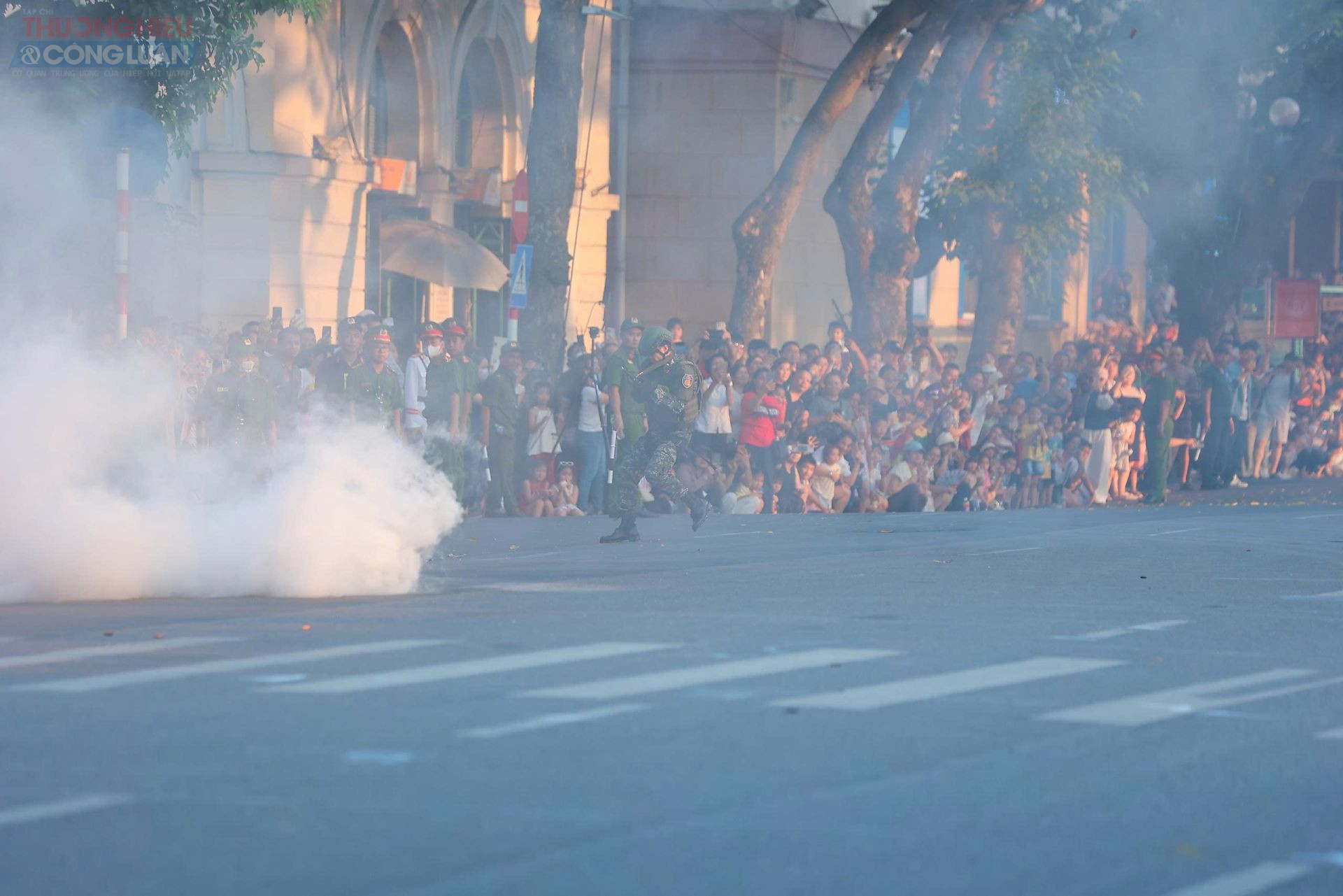 Phố đi bộ mờ khói sau màn biểu diễn mô phỏng đấu súng bảo vệ yếu nhân.