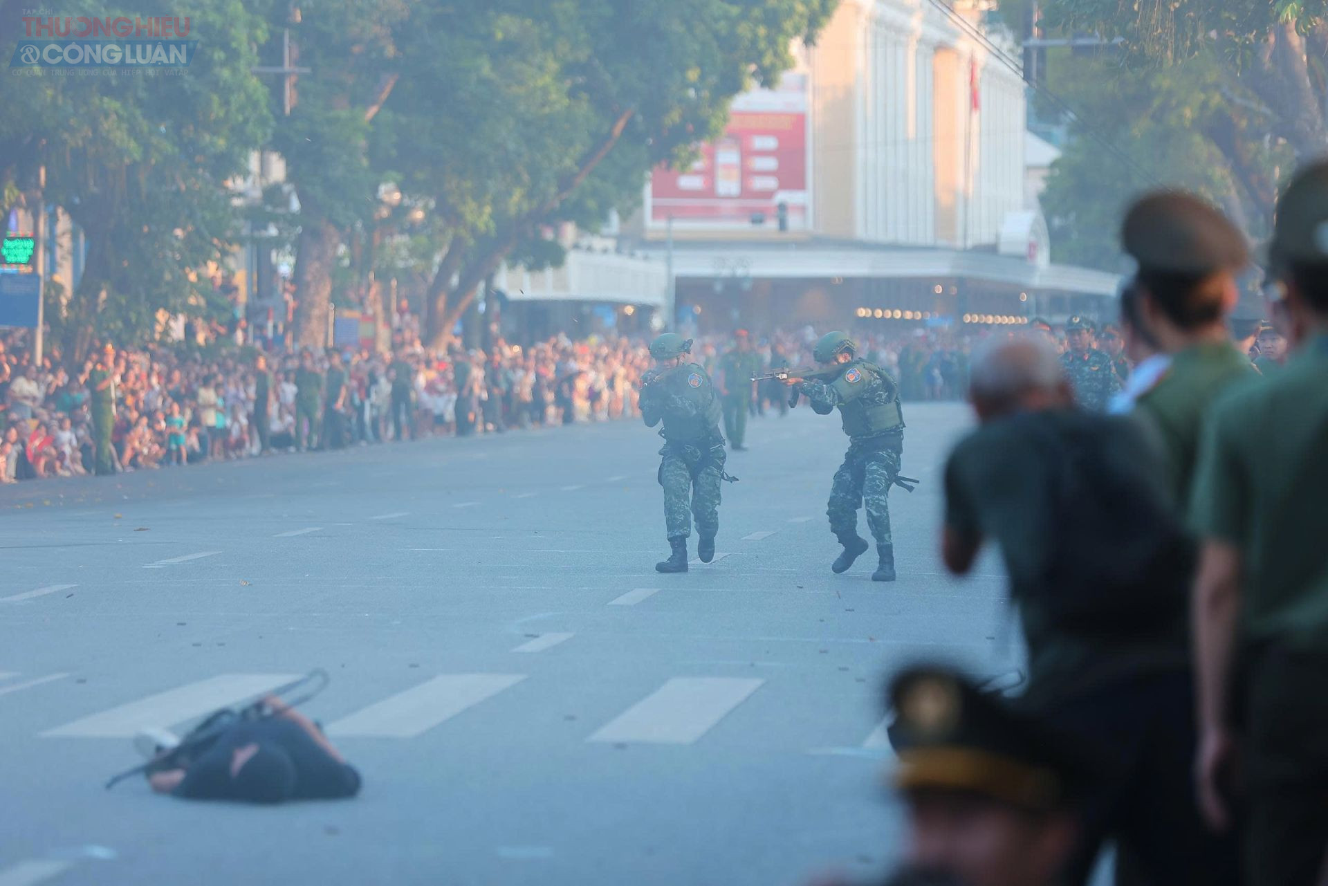 Người dân Thủ đô có dịp tận mắt chứng kiến nhiều màn biểu diễn kỹ thuật nghiệp vụ đặc sắc .