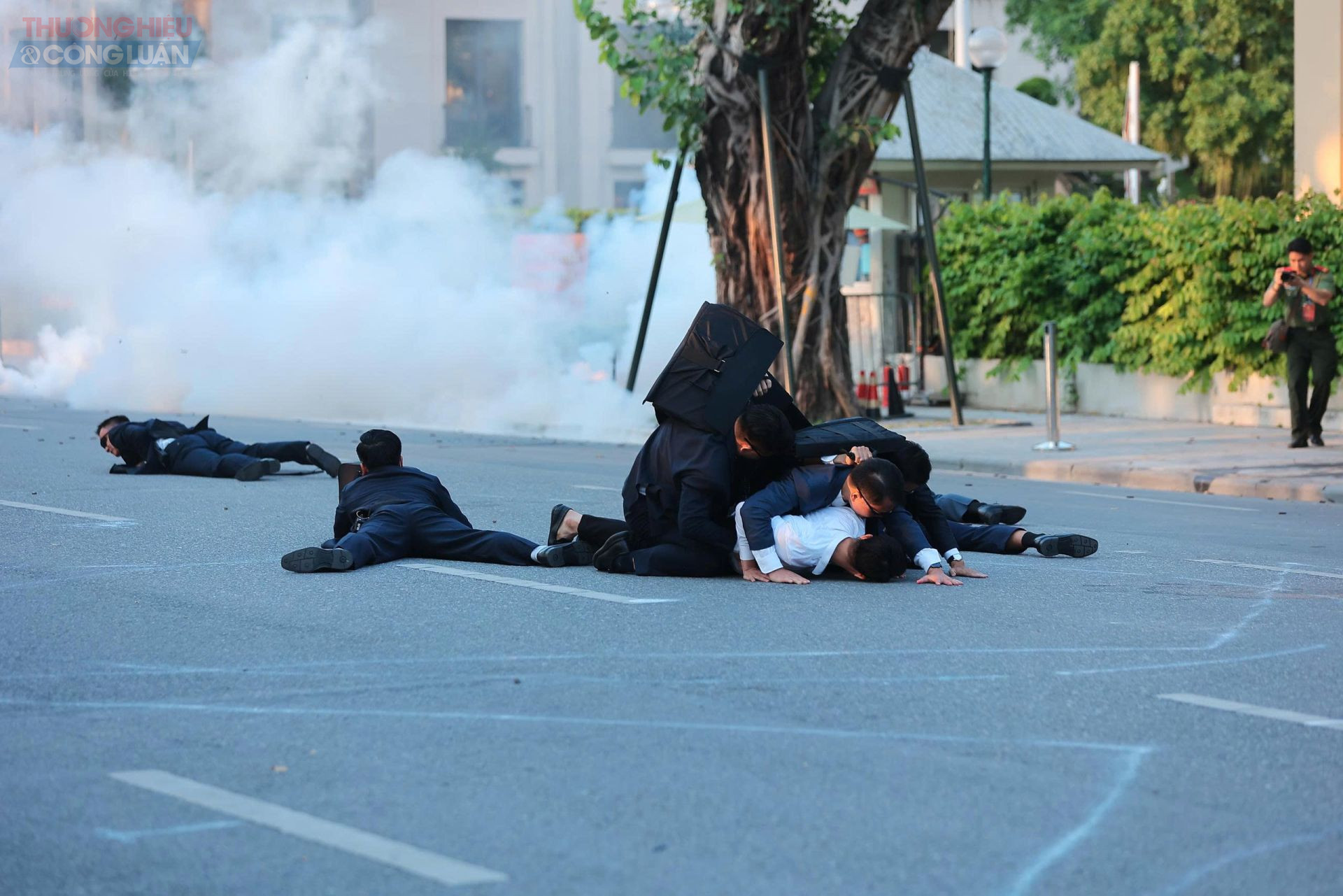 Các sĩ quan bảo vệ sử dụng cặp chống đạn che chắn, bảo vệ cho VIP trước sự tấn công của nhóm khủng bố.