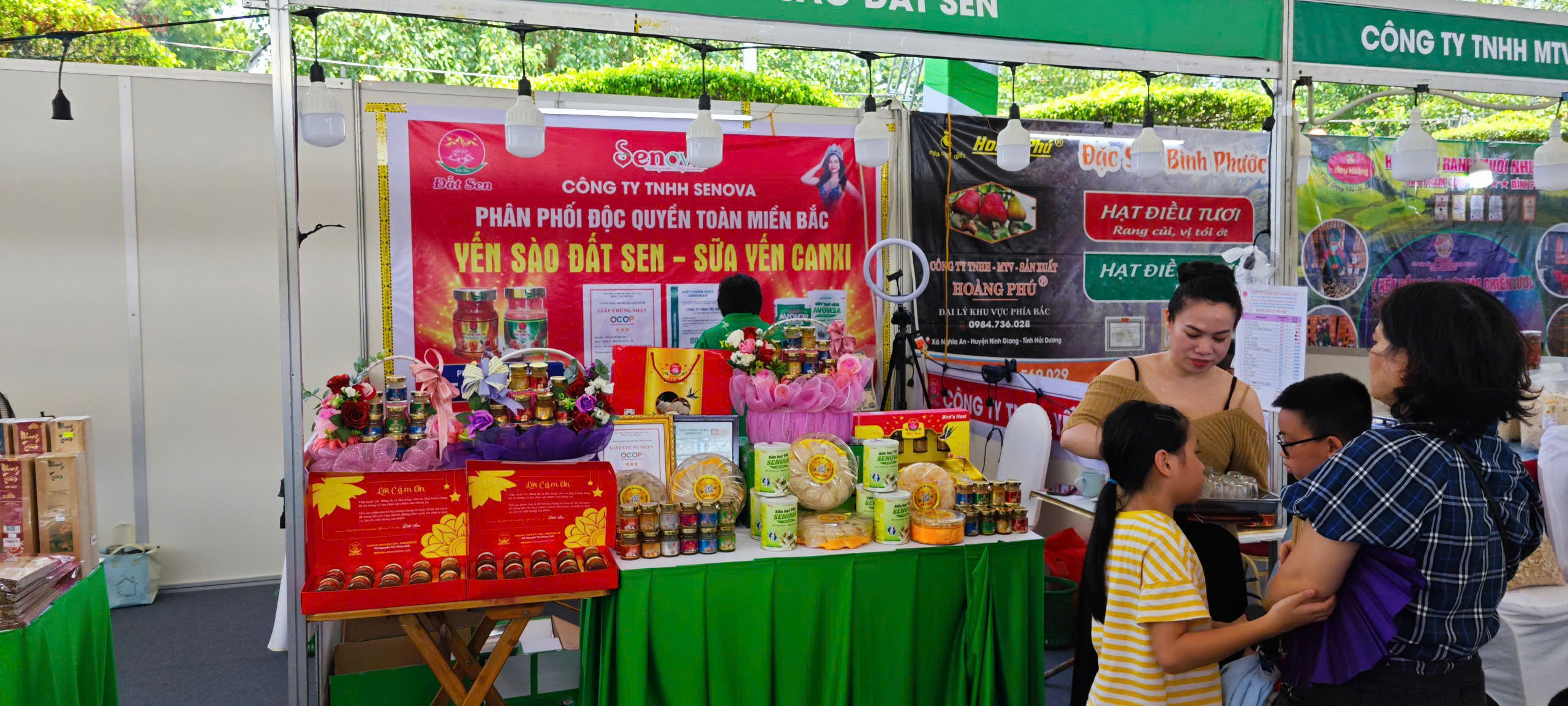 Các sản phẩm không chỉ đảm bảo chất lượng cao mà còn được đầu tư mạnh về bao bì, thiết kế, và câu chuyện thương hiệu – yếu tố then chốt giúp OCOP vươn tầm xuất khẩu.