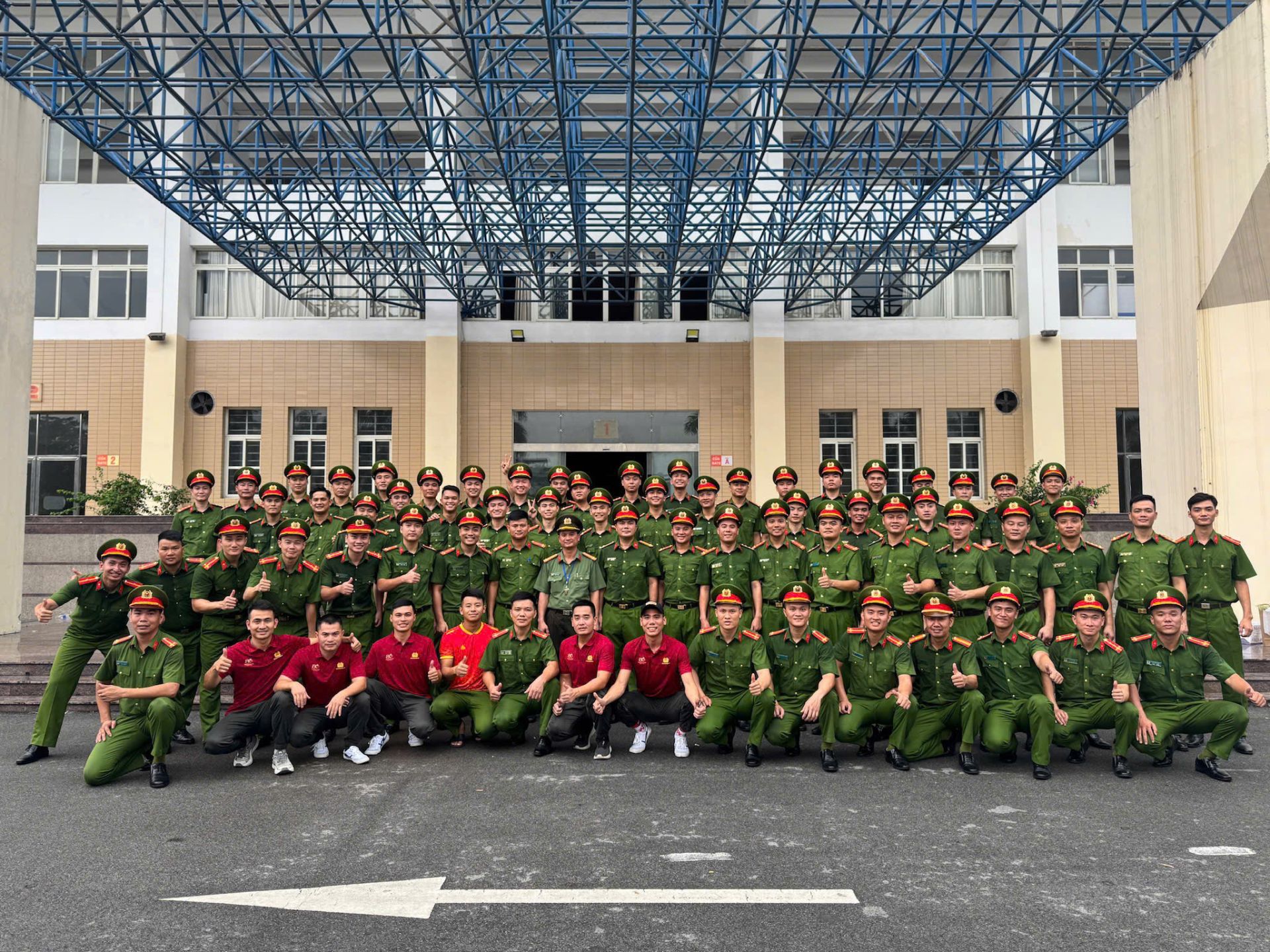 Đây cũng là dịp để các vận động viên của Công an tỉnh Thanh Hóa được giao lưu, học hỏi, trao đổi kinh nghiệm trong công tác huấn luyện, chiến đấu và thể thao, tạo khí thế thi đua sôi nổi trong toàn lực lượng Đây cũng là dịp để các vận động viên của Công an tỉnh Thanh Hóa được giao lưu, học hỏi, trao đổi kinh nghiệm trong công tác huấn luyện, chiến đấu và thể thao, tạo khí thế thi đua sôi nổi trong toàn lực lượng