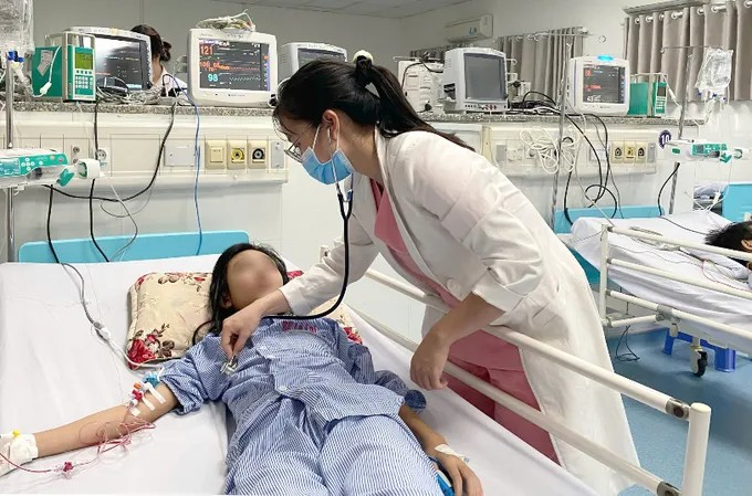 Bác sĩ Bệnh viện Vũng Tàu (TP. Hồ Chí Minh) thăm khám cho bệnh nhân mắc sốt xuất huyết