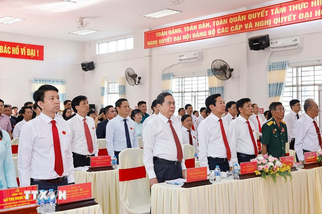 Chủ tịch Quốc hội Trần Thanh Mẫn và đại biểu thực hiện nghi thức chào cờ. (Ảnh: Doãn Tấn/TTXVN) Chủ tịch Quốc hội Trần Thanh Mẫn và đại biểu thực hiện nghi thức chào cờ. (Ảnh: Doãn Tấn/TTXVN)