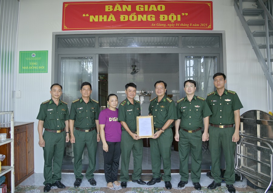 Đại tá Lê Hoàng Việt bàn giao nhà cho Thiếu tá Nguyễn Hữu Nhân.