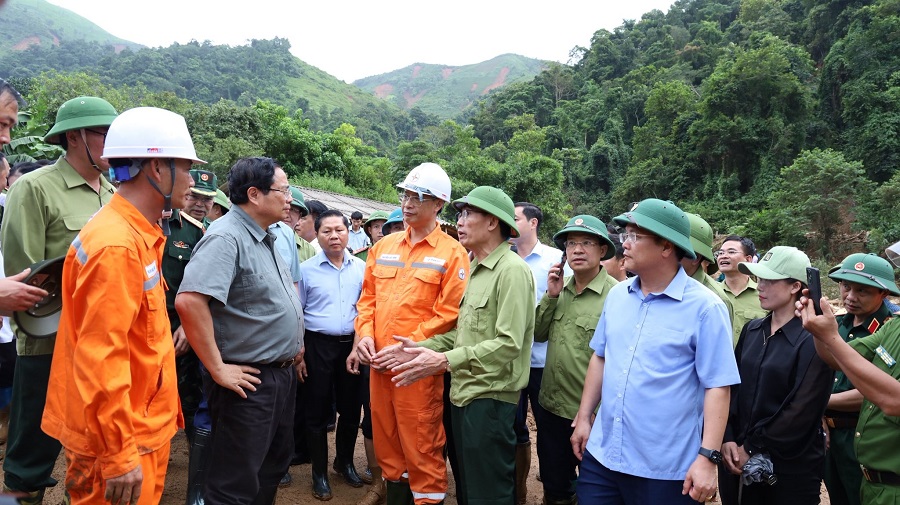 Thủ tướng Chính phủ Phạm Minh Chính lắng nghe báo cáo nhanh của ngành điện tại hiện trường, biểu dương nỗ lực, ghi nhận kết quả bước đầu và chỉ đạo tiếp tục bảo đảm tuyệt đối an toàn trong quá trình khôi phục cấp điện tại vùng lũ