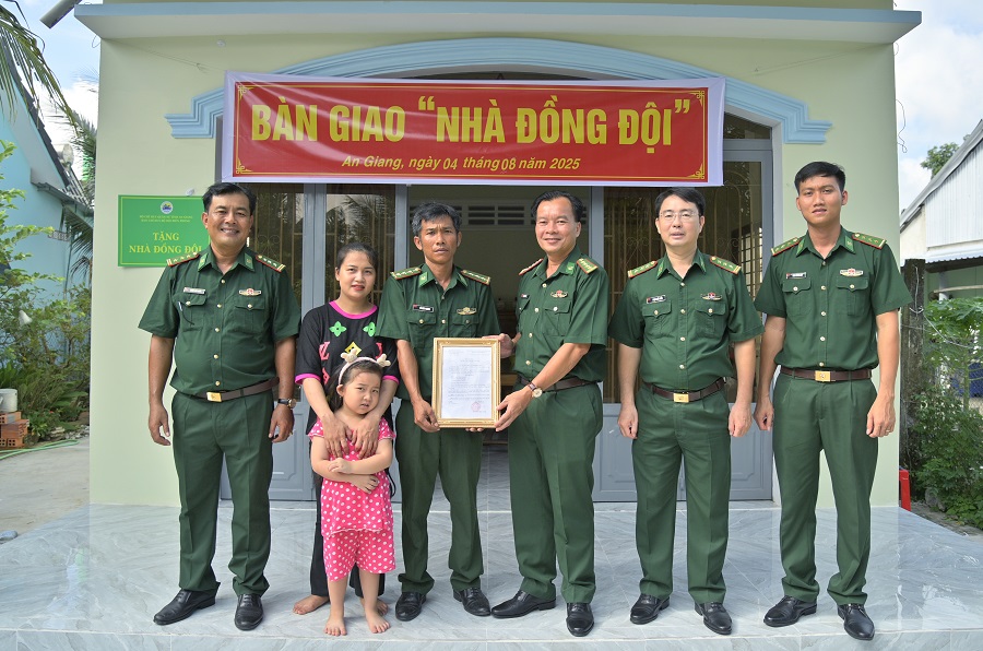 Bàn giao nhà đồng đội cho 2 cán bộ Biên phòng