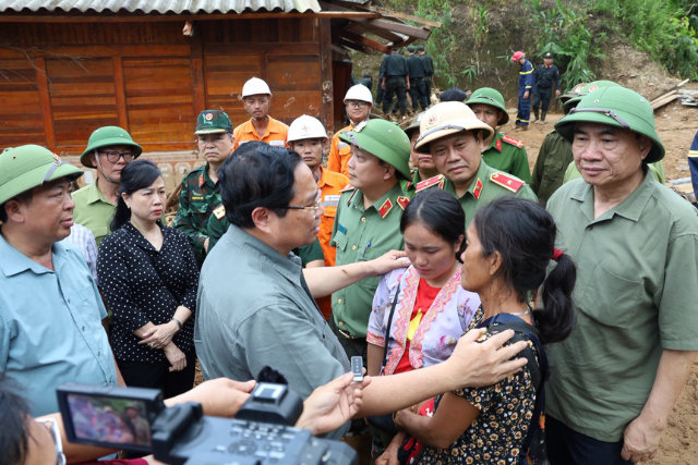 Thủ tướng Chính phủ Phạm Minh Chính cùng đoàn công tác trực tiếp thăm hỏi người dân và chỉ đạo công tác khắc phục hậu quả mưa lũ tại hiện trường