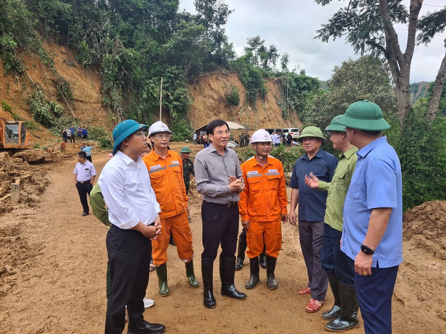 Ủy viên Trung ương Đảng, Bộ trưởng, Chủ nhiệm Văn phòng Chính phủ Trần Văn Sơn và Thứ trưởng Bộ Công Thương Nguyễn Hoàng Long cùng đoàn công tác trực tiếp kiểm tra, chỉ đạo công tác khắc phục hậu quả mưa lũ tại tỉnh Điện Biên