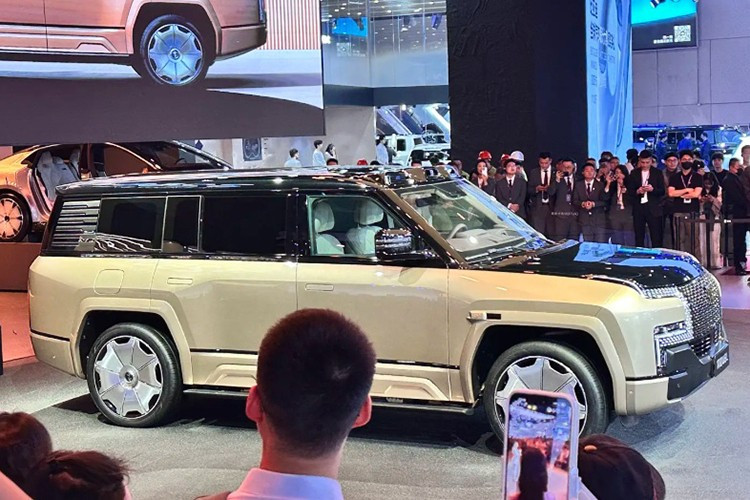 BYD ra mắt SUV siêu sang Yangwang U8L: Giá 4,7 tỷ đồng, cạnh tranh trực tiếp với Rolls-Royce Cullinan