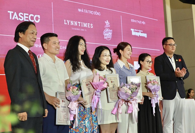 BTC tặng hoa cảm ơn các đơn vị tài trợ. Ảnh: TP BTC tặng hoa cảm ơn các đơn vị tài trợ. Ảnh: TP