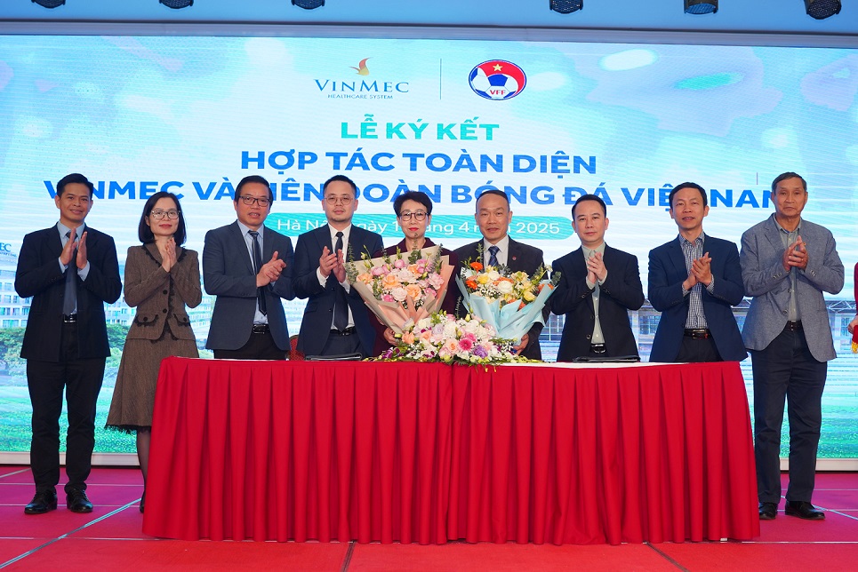 Hệ thống Y tế Vinmec và Liên đoàn Bóng đá Việt Nam (VFF) đã chính thức kí kết hợp tác toàn diện và chuyên sâu cho giai đoạn từ 2025 - 2028, đặt nền móng vững chắc cho sự phát triển vượt bậc của y học thể thao Việt Nam. Hợp tác không chỉ tập trung chăm sóc sức khỏe các tuyển thủ quốc gia mà còn thúc đẩy đào tạo và nghiên cứu, hướng tới chuẩn mực khu vực và quốc tế.