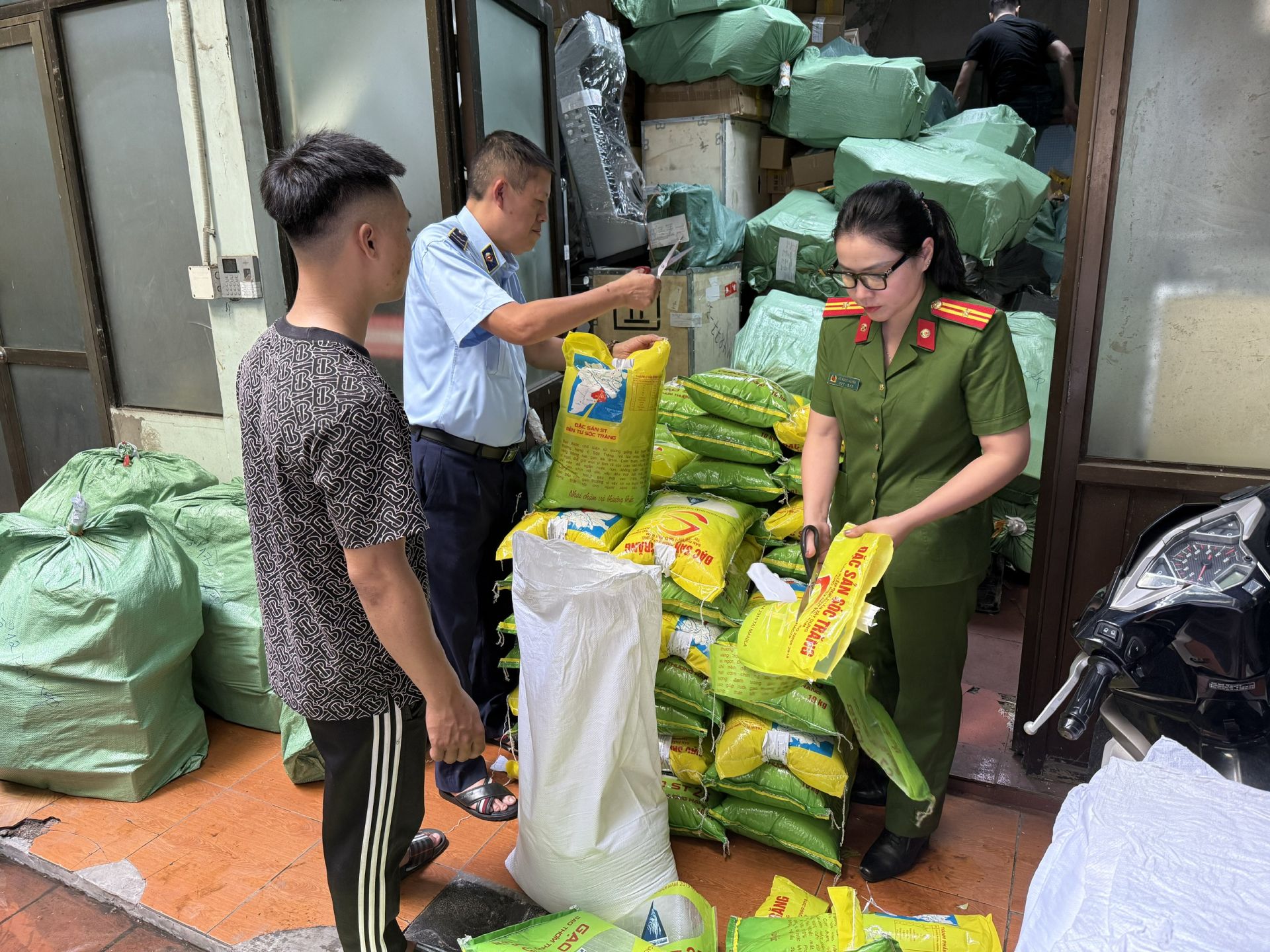 Lực lượng chức năng Hà Nội phối hợp kiểm tra hàng hóa