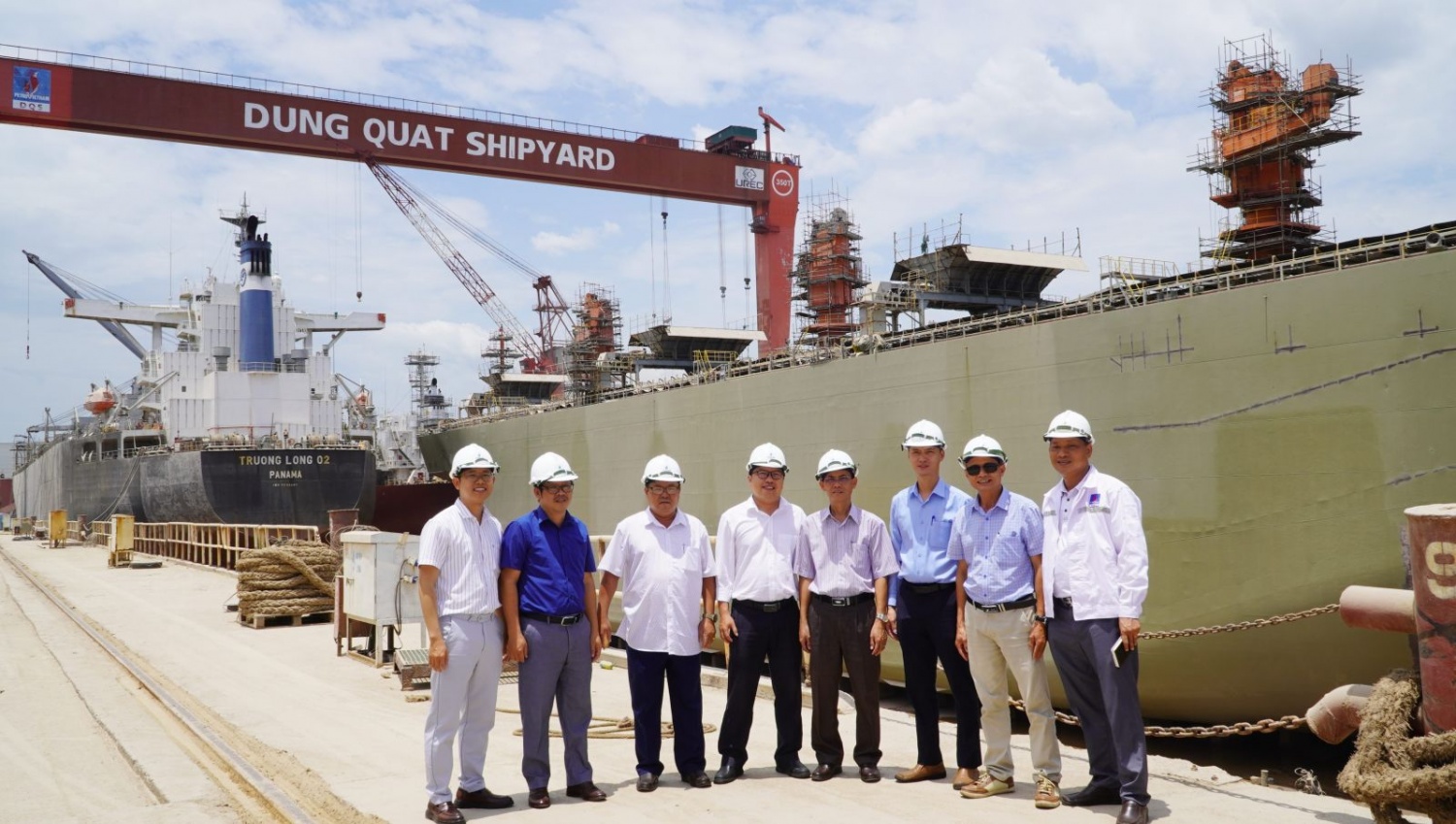 Đoàn công tác tham quan, khảo sát tại Ụ khô số 1, nơi đang có 4 sản phẩm thi công tại dock sửa chữa của PVSM