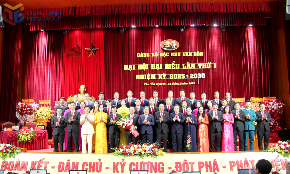 Lãnh đạo Quốc hội, tỉnh tặng hoa chúc mừng Ban Chấp hành Đảng bộ đặc khu Vân Đồn lần thứ I, nhiệm kỳ 2025-2030. Lãnh đạo Quốc hội, tỉnh tặng hoa chúc mừng Ban Chấp hành Đảng bộ đặc khu Vân Đồn lần thứ I, nhiệm kỳ 2025-2030.