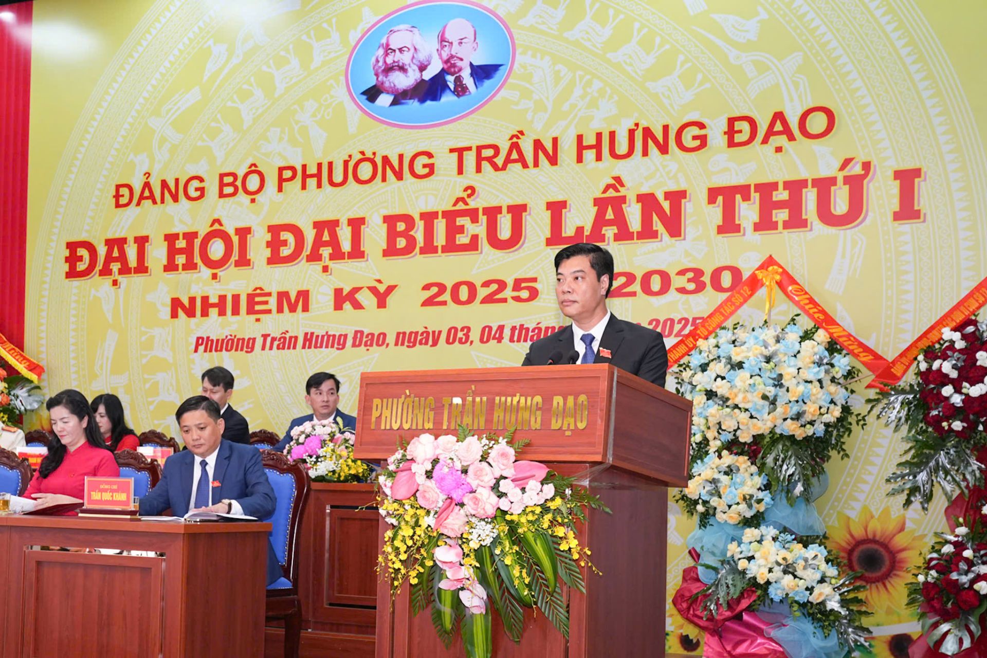 Đồng chí Nguyễn Minh Thắng, Bí thư Đảng uỷ phường Trần Hưng Đạo trình bày dự thảo báo cáo chính trị Đồng chí Nguyễn Minh Thắng, Bí thư Đảng uỷ phường Trần Hưng Đạo trình bày dự thảo báo cáo chính trị