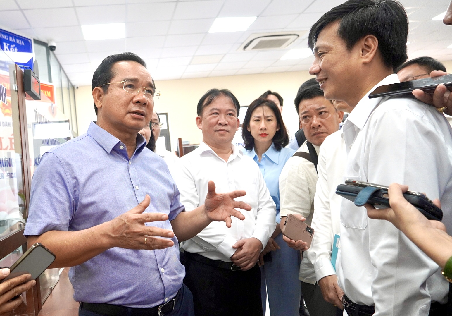 Chủ tịch UBND TP. Hồ Chí Minh Nguyễn Văn Được trao đổi với lãnh đạo phường Bà Rịa tại Trung tâm Phục vụ hành chính công