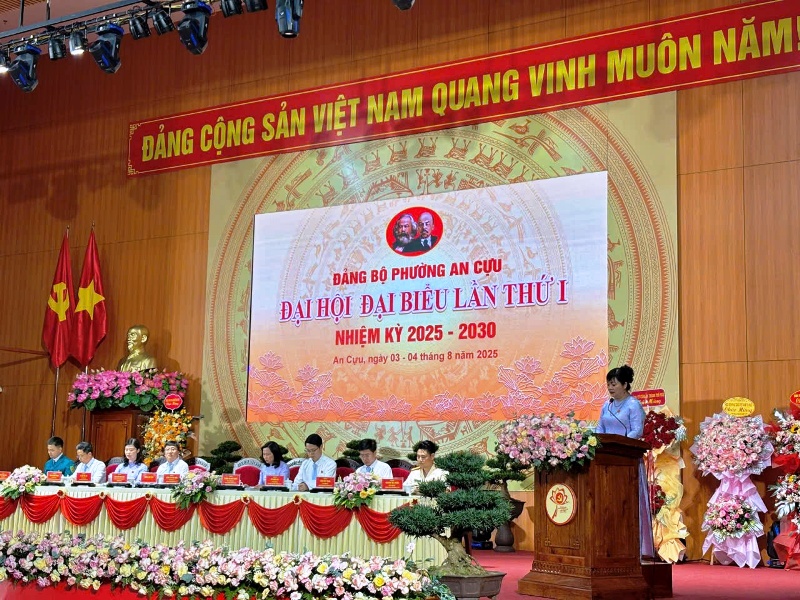 Bà Dương Thị Thu Thủy, Bí thư Đảng ủy phường An Cựu báo cáo chính trị trước đại hội