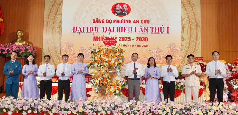 Lẳng hoa của Thành ủy Huế chúc mừng đại hội