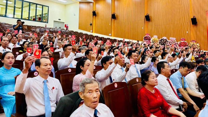 Quang cảnh biểu quyết các chỉ tiêu ở đại hội